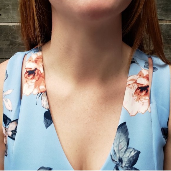 Sift Blue Floral Peplum Dress with dainty shoulder cutouts. Size large - Picture 6 of 9